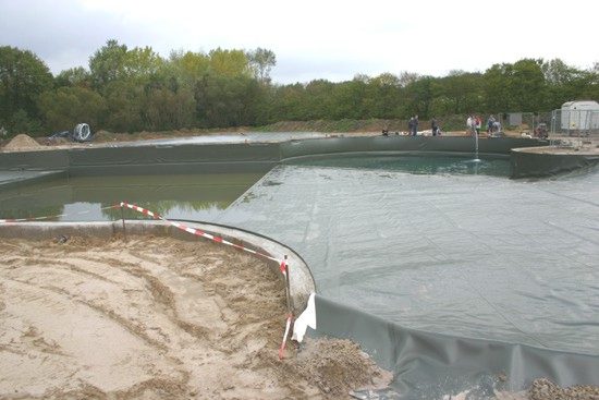 eine Folie trennt das Wasser vom Untergrund